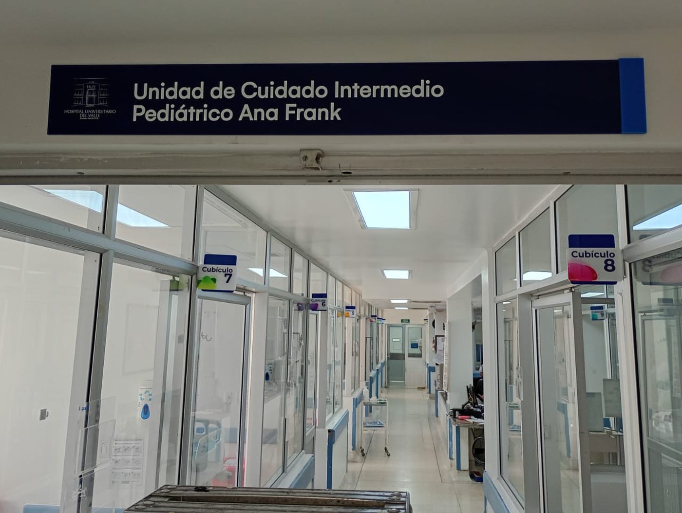 Pasillo de la Unidad de Cuidado Intermedio Pediátrico Ana Frank.